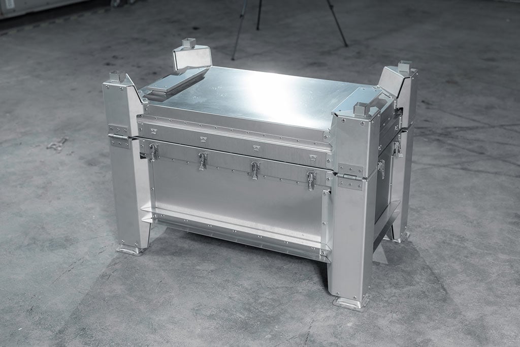 Contenitore metallico color argento dalla struttura robusta su fondo grigio.