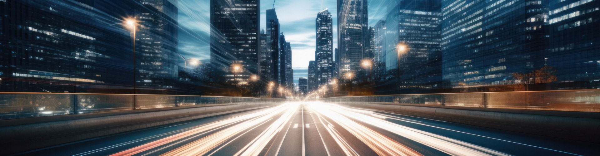 strada in città con grattacieli e scie luminose delle auto. sfondo di infrastrutture e trasporti
