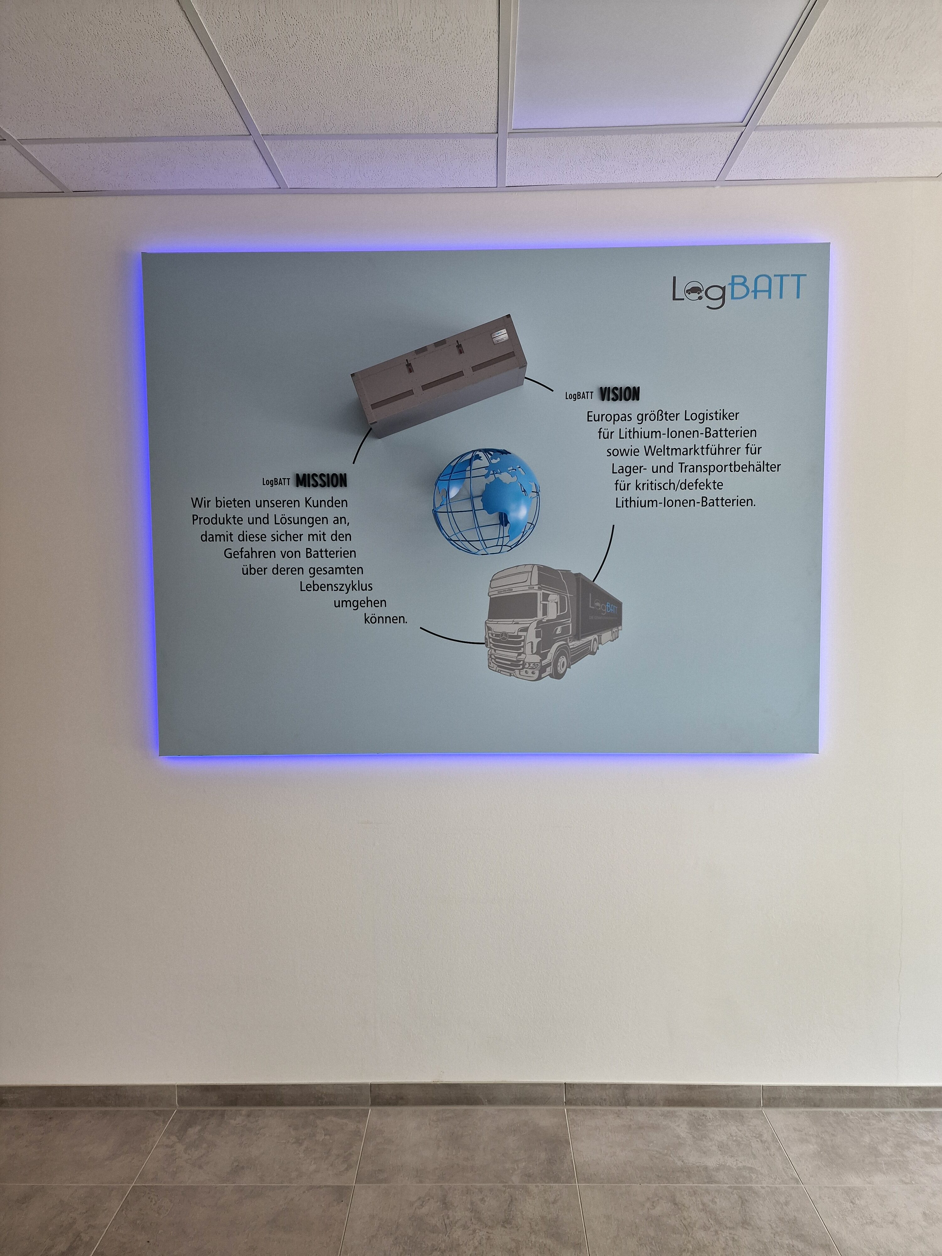 Un pannello informativo su sfondo blu illustra la logistica delle batterie agli ioni di litio.