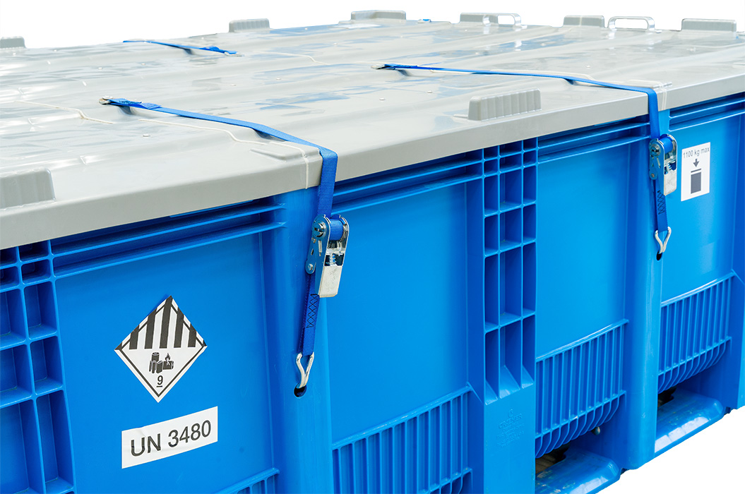 Cassa di plastica blu con coperchio grigio e etichetta di sicurezza UN 3480.