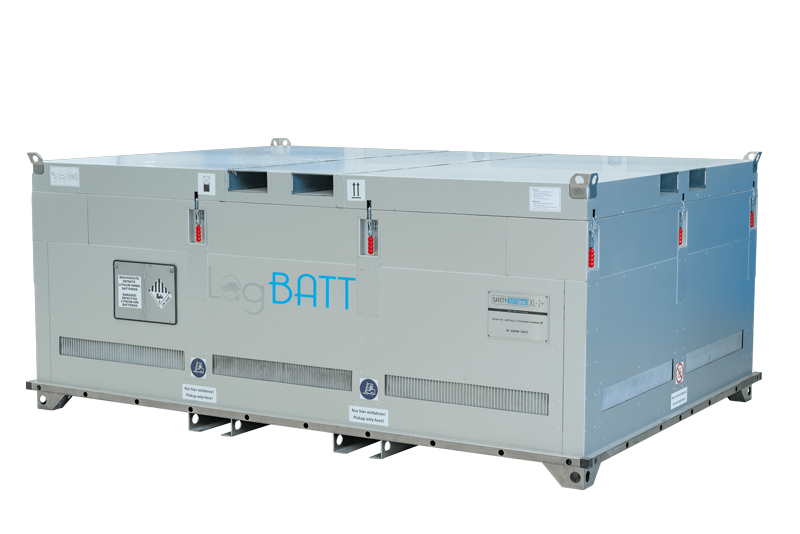 Un grande container grigio-argento con la scritta blu «LogBATT» e diverse fessure di ventilazione
